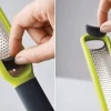 Mini râpe zesteur Joseph Joseph Handi-Zest avec système de nettoyage vert