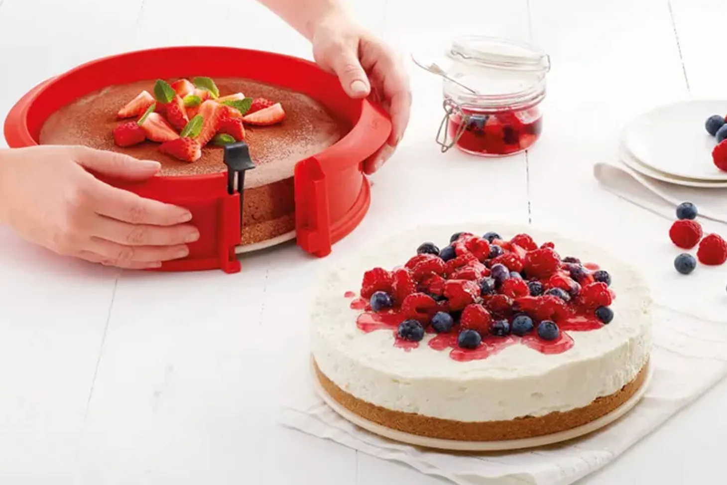 Moule à manqué démontable Lékué 23cm en silicone rouge + assiette en céramique