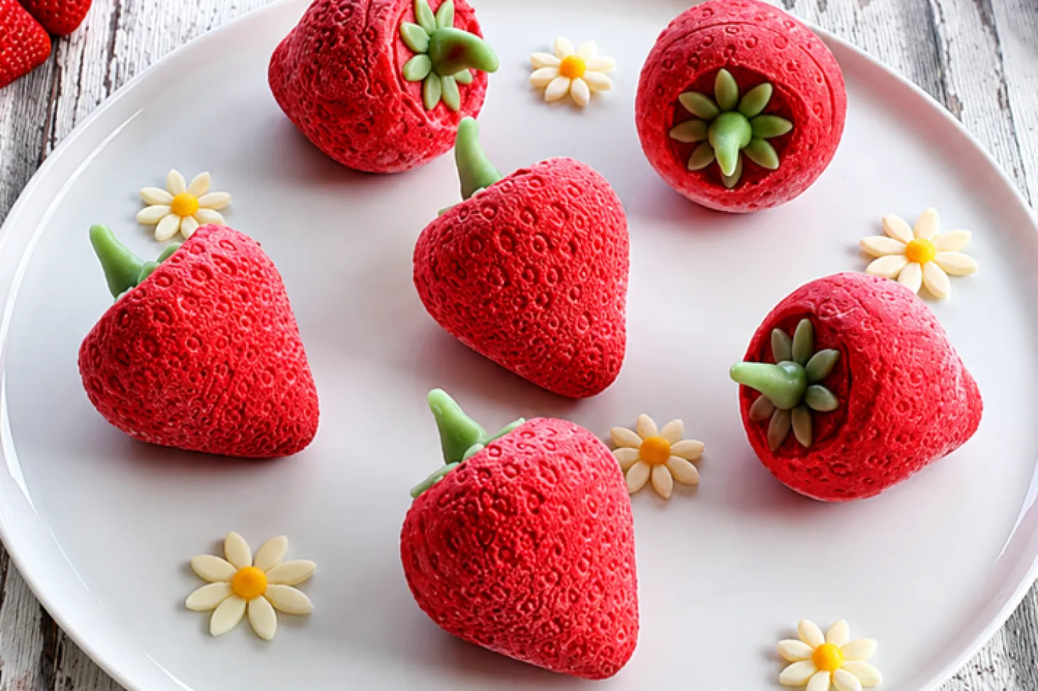 Moule pâtissier 5 fraises 3D Silikomart en silicone blanc