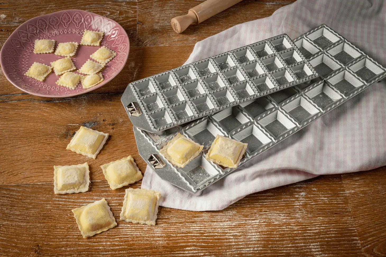 Moule à raviolis Marcato Classic 24 empreintes carrées + mini rouleau en bois