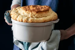 Moule à soufflé Peugeot Appolia en céramique écru diamètre 22cm