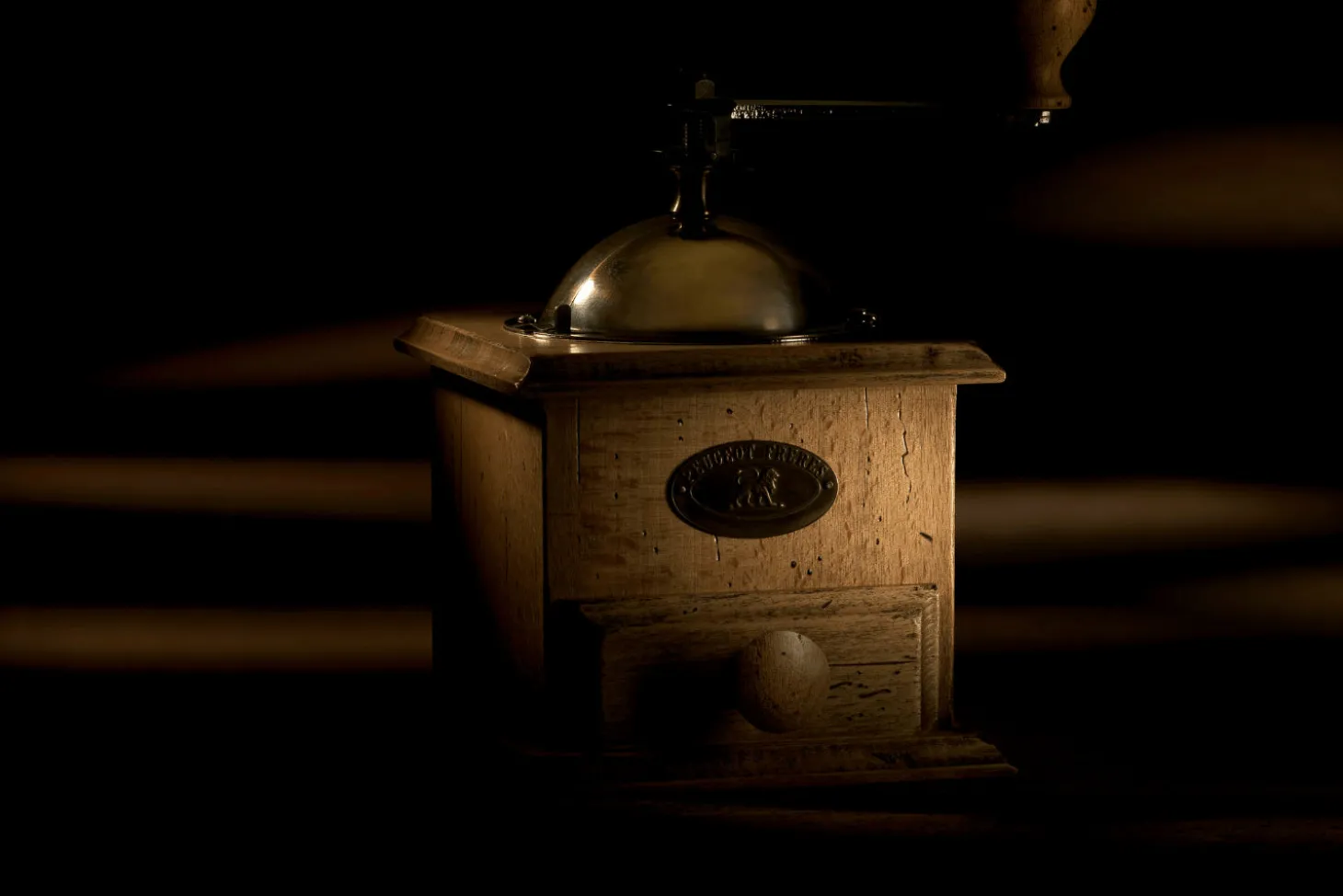 Moulin à café manuel Peugeot Antique en hêtre patiné 21cm