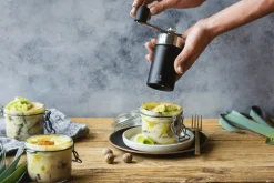 Moulin à muscade à manivelle Peugeot Isen en inox et bois de hêtre noir mat 15cm