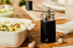 Moulin à muscade à manivelle Peugeot Isen en inox et bois de hêtre noir mat 15cm