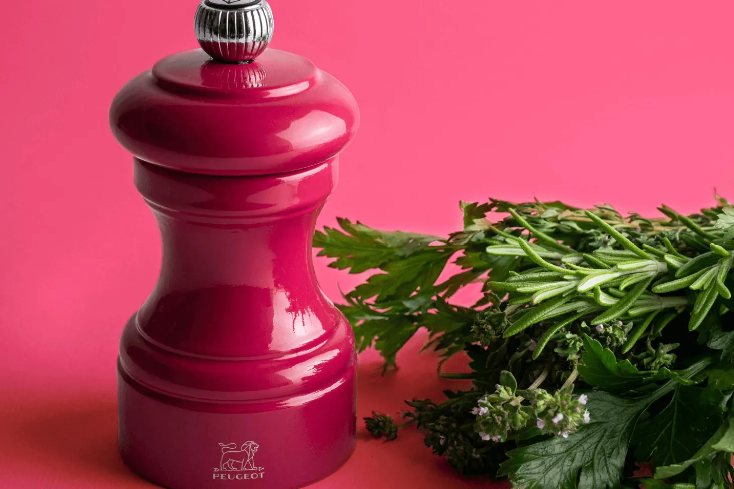 Moulin à poivre manuel Peugeot Bistro en bois de hêtre laqué rose bonbon 10cm