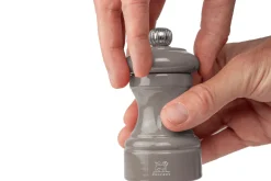 Moulin à sel sec manuel Peugeot Bistro en bois de hêtre laqué gris taupe 10cm