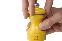 Moulin à sel sec manuel Peugeot Bistro en bois de hêtre laqué jaune safran 10cm
