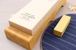 Pierre à aiguiser japonaise King Gold Super Finish grains 8000 avec support + pierre Nagura