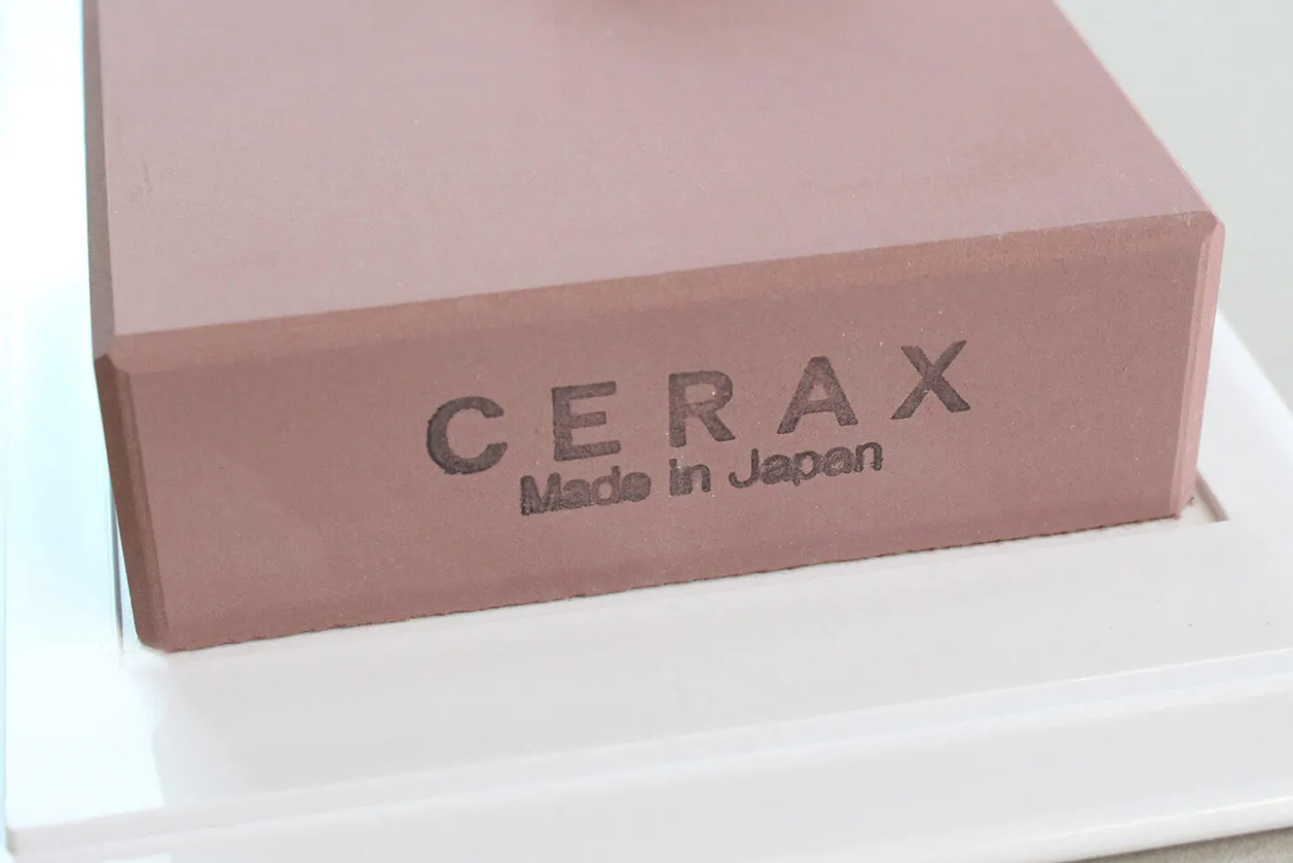 Pierre à aiguiser japonaise Suehiro Cerax céramique grains 800 sur socle