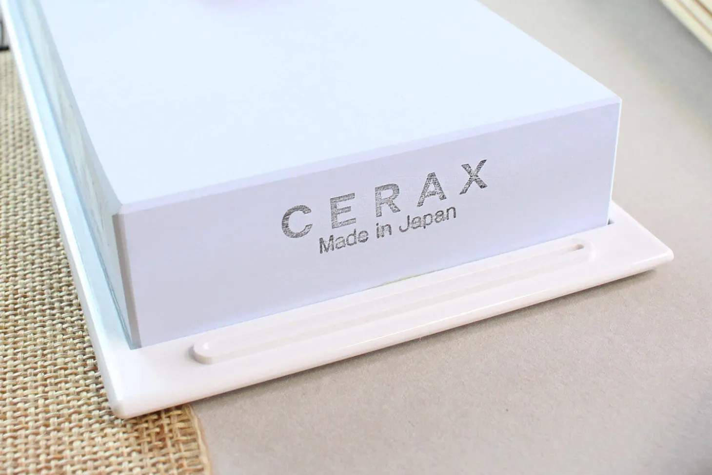 Pierre à aiguiser japonaise Suehiro Cerax céramique grains 1000 sur socle