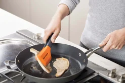 Pince spatule Joseph Joseph Turner Tongs 30cm en silicone gris et orange