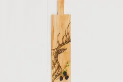 Planche apéritif en chêne Selbrae House 65x15x2cm avec poignée - Motif cerf