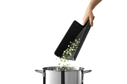 Planche à découper pliable Joseph Joseph Chop2Pot Plus grand modèle noir 34,5x26cm