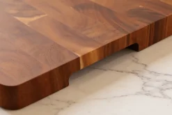 Planche à découper Wusaki bois d'acacia damier pieds antidérapants 40 x 28,5 x 2,5cm