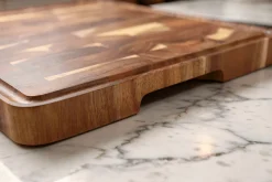 Planche à découper Wusaki bois d'acacia damier pieds antidérapants 35 x 25 x 2,5cm