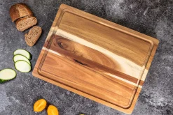 Planche à découper Wusaki en acacia double face avec rigoles 41x31cm