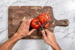 Planche à découper Wusaki en bois d'acacia damier avec poignée 41 x 22 x 2cm