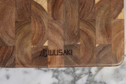 Planche à découper Wusaki en bois d'acacia damier avec poignée 41 x 22 x 2cm