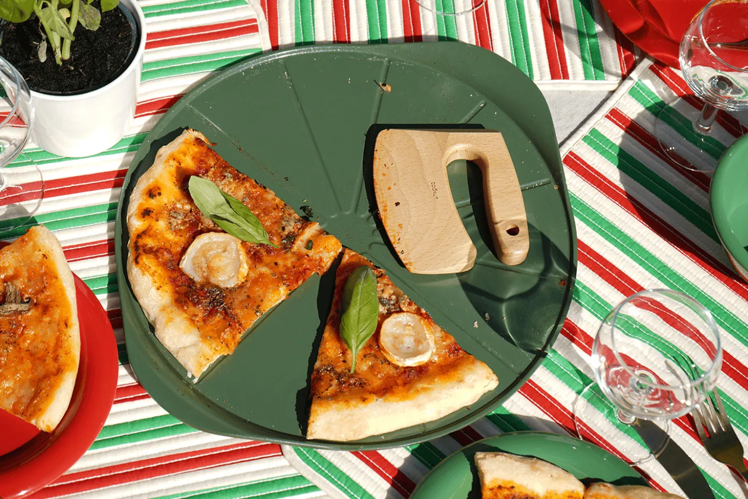 Plat à pizza Cookut Le Formidable avec coupe-pizza fougère