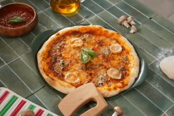 Plat à pizza Cookut Le Formidable avec coupe-pizza fougère