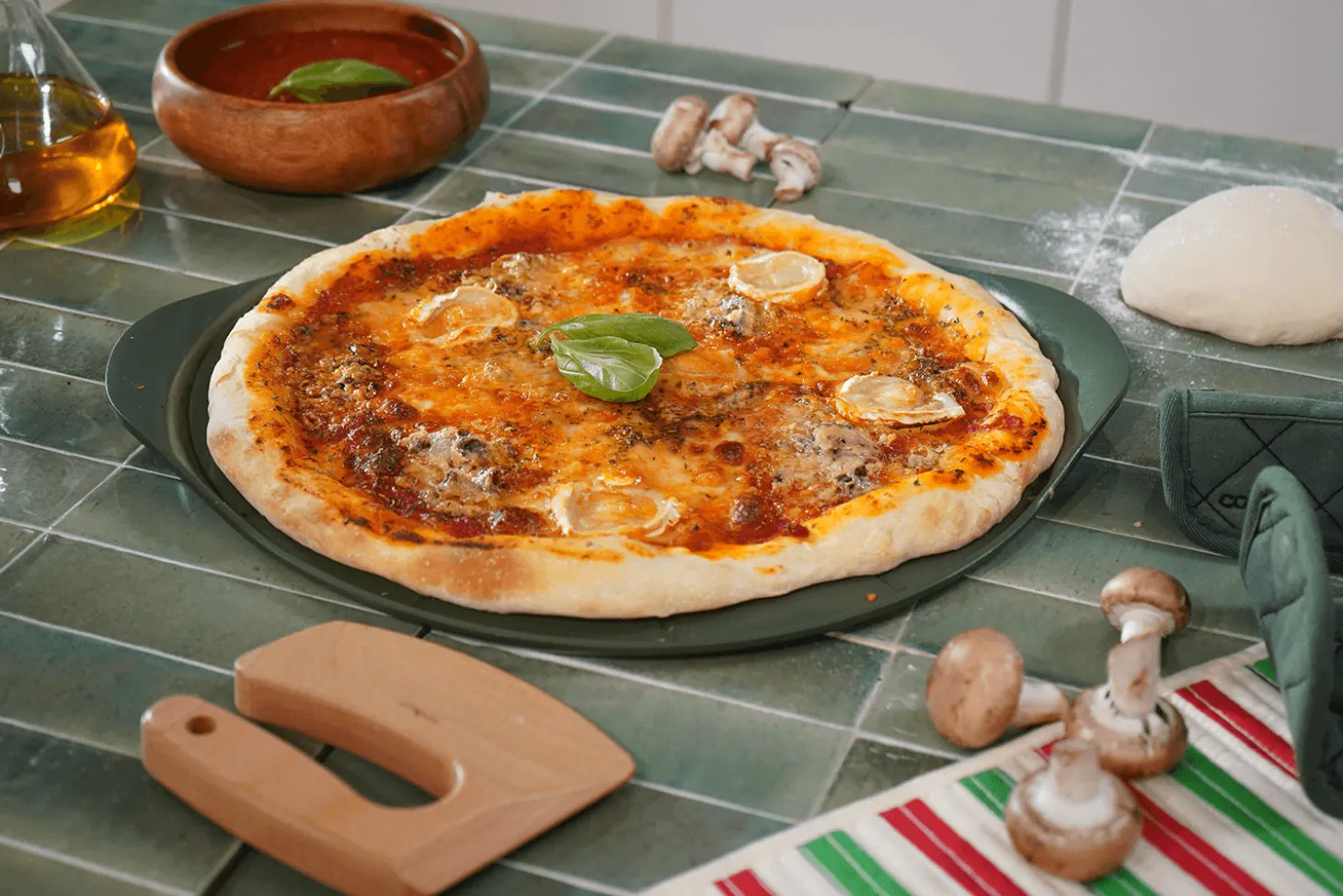 Plat à pizza Cookut Le Formidable avec coupe-pizza fougère