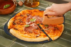 Plat à pizza Cookut Le Formidable avec coupe-pizza myrtille