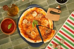 Plat à pizza Cookut Le Formidable avec coupe-pizza myrtille