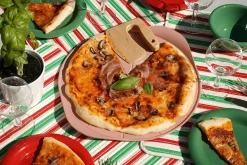 Plat à pizza Cookut Le Formidable avec coupe-pizza guimauve