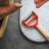 Éplucheur Opinel T-Duo rouge double lames microdentée et julienne manche en hêtre