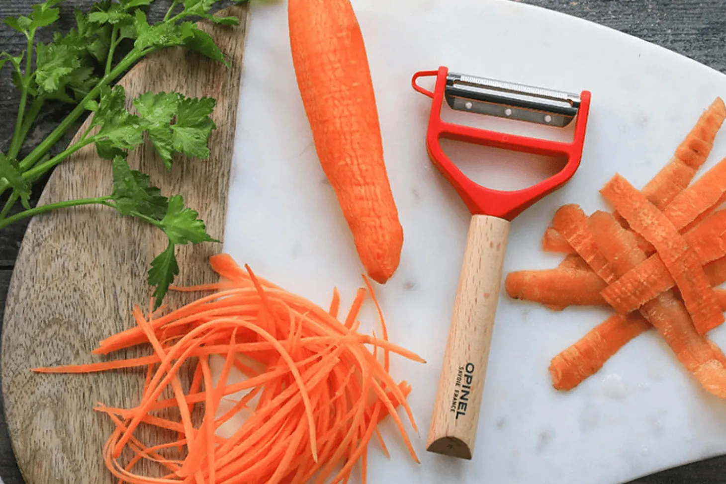 Éplucheur Opinel T-Duo rouge double lames microdentée et julienne manche en hêtre
