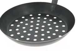 Poêle à marrons perforée De Buyer 5490.28 28cm en tôle d'acier bleuie pour cuisson sur braise