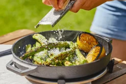 Poêle ronde Ooni Sizzler en fonte manche amovible + dessous-de-plat inox