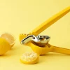 Presse-agrumes Chef'n FreshForce en polymère jaune