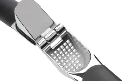Presse-ail OXO avec brosse à picots intégrée