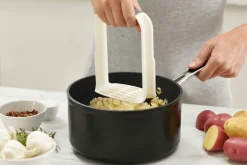 Presse-purée ergonomique Joseph Joseph Easy-Mash en polymère blanc