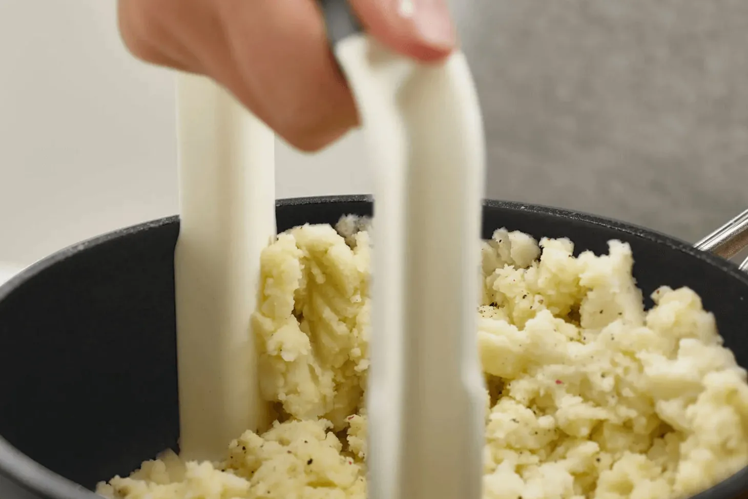 Presse-purée ergonomique Joseph Joseph Easy-Mash en polymère blanc