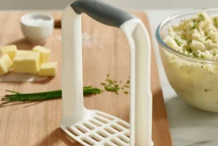 Presse-purée ergonomique Joseph Joseph Easy-Mash en polymère blanc