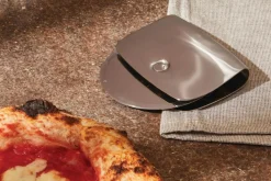 Roulette à pizza Alessi Taio tout en inox design par Valerio Sommella