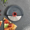 Roulette à pizza Joseph Joseph Disc gris et rouge