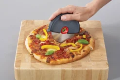 Roulette à pizza Joseph Joseph Disc gris et rouge