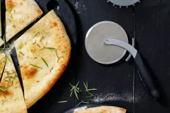 Roulette à pizza Microplane à double tranchant avec couvercle pique-pâte amovible
