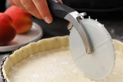 Roulette à pizza Microplane à double tranchant avec couvercle pique-pâte amovible