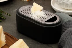 Râpe Microplane 3-en-1 noire avec boîte de conservation et double couvercle