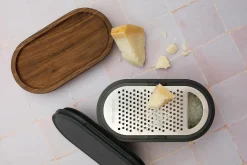 Râpe Microplane 3-en-1 noire avec boîte de conservation et double couvercle