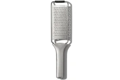 Râpe moyenne OXO Steel en acier inoxydable avec étui de protection