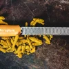 Râpe-zesteur Microplane Premium Classic Jaune Moutarde - 20,3cm