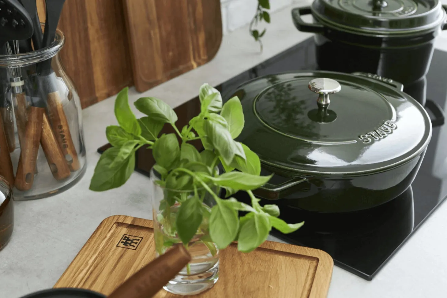 Sauteuse Staub Chistera en fonte émaillée basilic