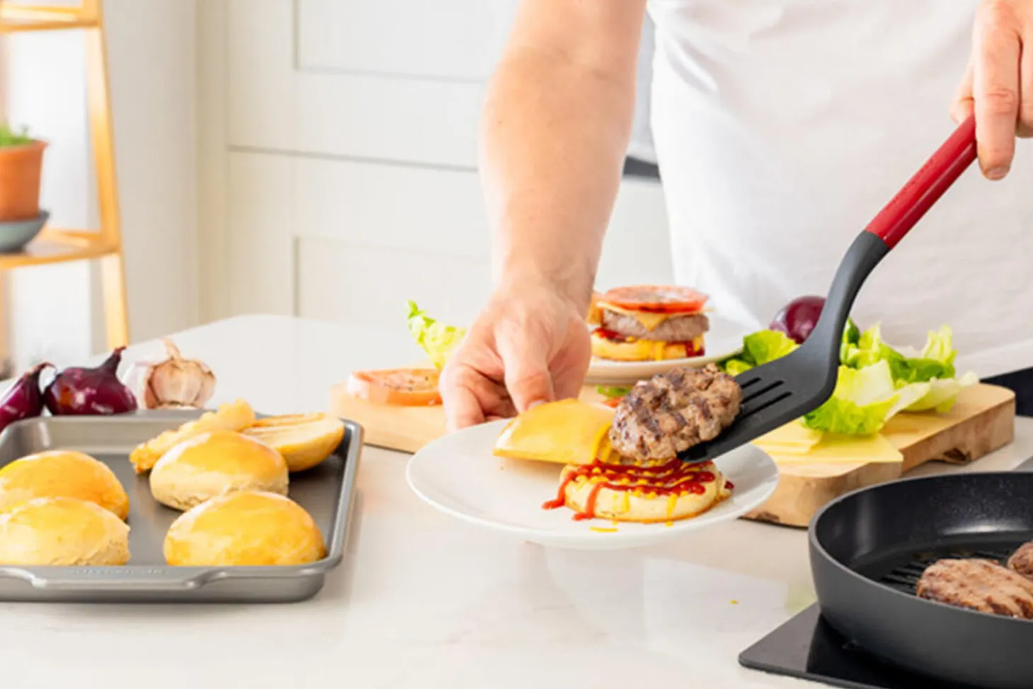 Spatule ajourée Kitchen Aid en nylon 34cm