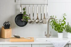Spatule coudée ajourée Kitchen Aid tout en acier inoxydable