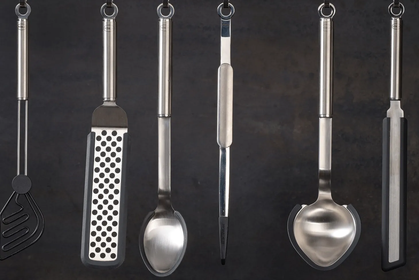 Spatule Rösle coudée perforée en silicone et acier inoxydable 32cm